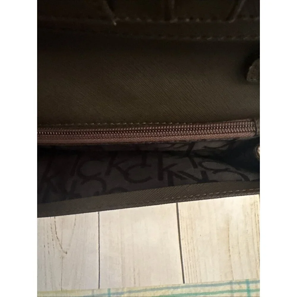 Calvin Klein Beige Leather Logo Crossbody Wallet Adjustable 7.5